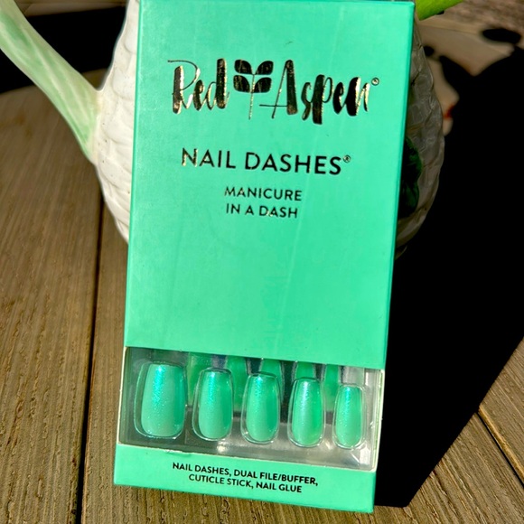 Nail Dashes - Shimmering Green Press-On Nails - Picture 1 of 1